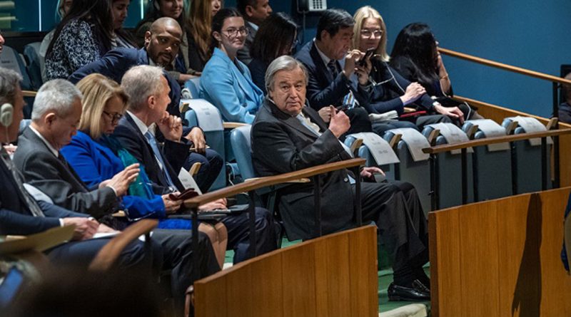 Secretary general antónio guterres (right) and general assembly president csaba kőrösi (2nd right) in the gallery of the assembly hall during the closing of the un water conference.